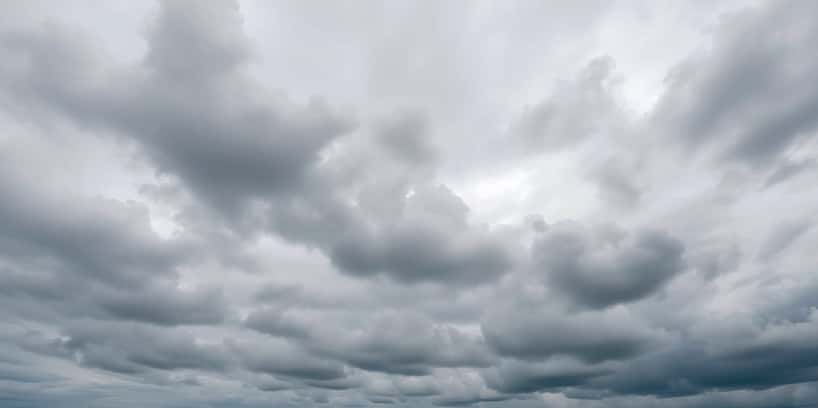 曇りの日ほど油断する?建設現場の紫外線対策の落とし穴|実は晴天時の8割以上が届いている