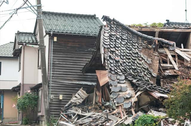 能登の被災瓦がチップ化されて道路復旧現場の新資材に生まれ変わる