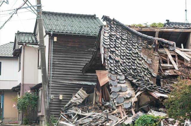 能登の被災瓦がチップ化されて道路復旧現場の新資材に生まれ変わる