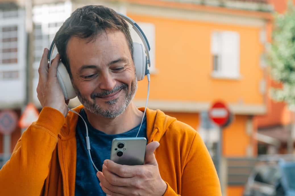 現場に向かう道すがら、元気をチャージ!建設業のおすすめ音楽プレイリスト5選
