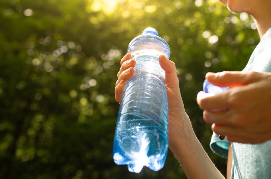 水分補給の“落とし穴”──夏場の現場で増える「水中毒」に注意
