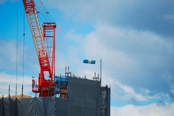 🌪️5月の強風で足場が倒れる前に…建設現場で今すぐ見直したい「風対策」と資材管理の基本