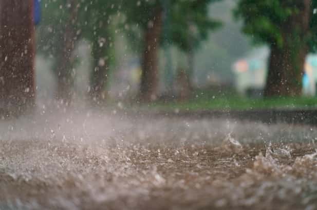 突然のゲリラ豪雨で現場が止まる前に!現場監督が最初の10分でやるべき対応とは