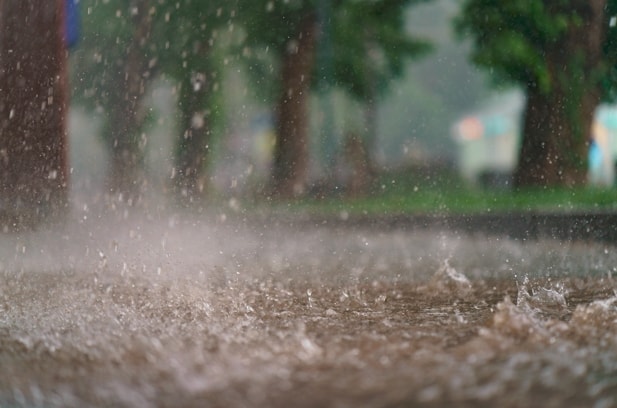 突然のゲリラ豪雨で現場が止まる前に!現場監督が最初の10分でやるべき対応とは